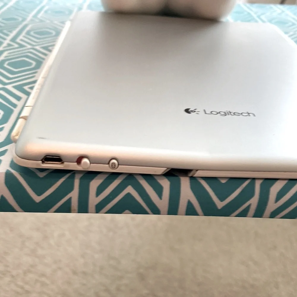 Bluetooth Logitech Ultra-thin Keyboard Cover, for iPad 2(3rd and 4th generation)